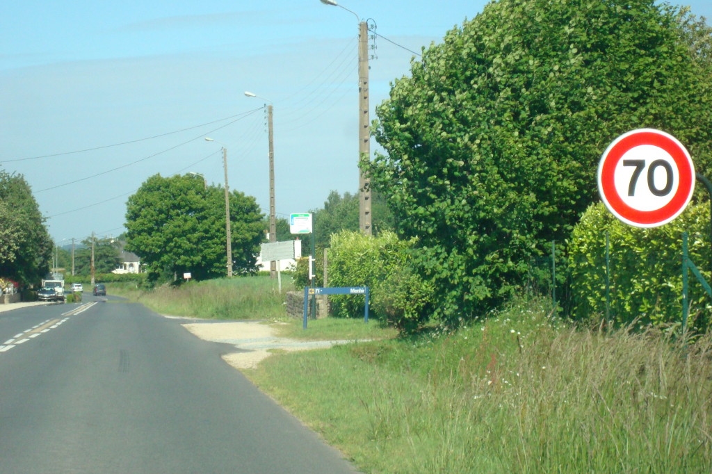 Turn right after 70 kph sign