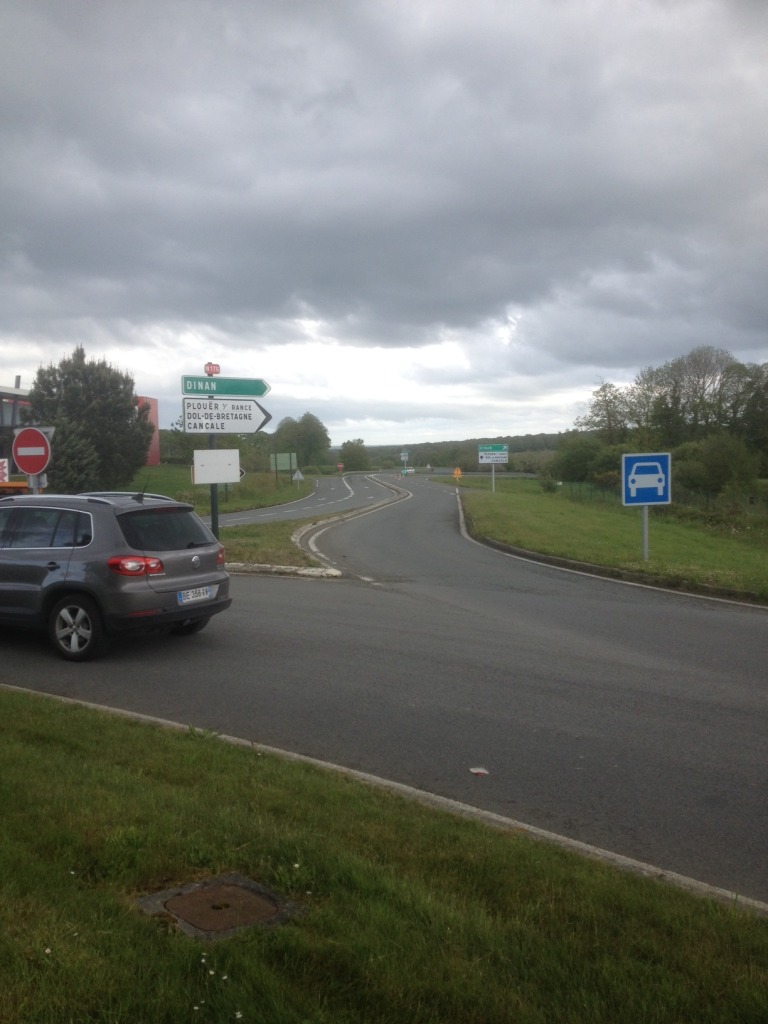 Road leading onto N176