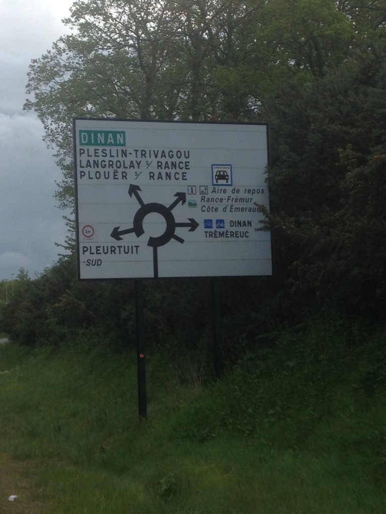 Roundabout at the end of Pleurtuit Bypass